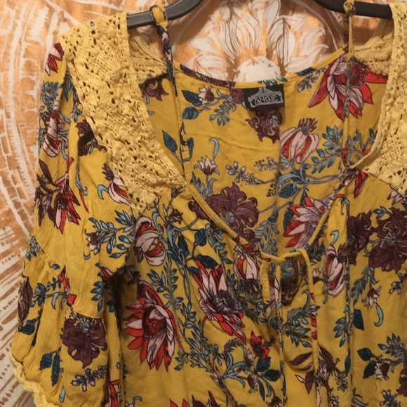 Angie Floral Top - Picture 2 of 3